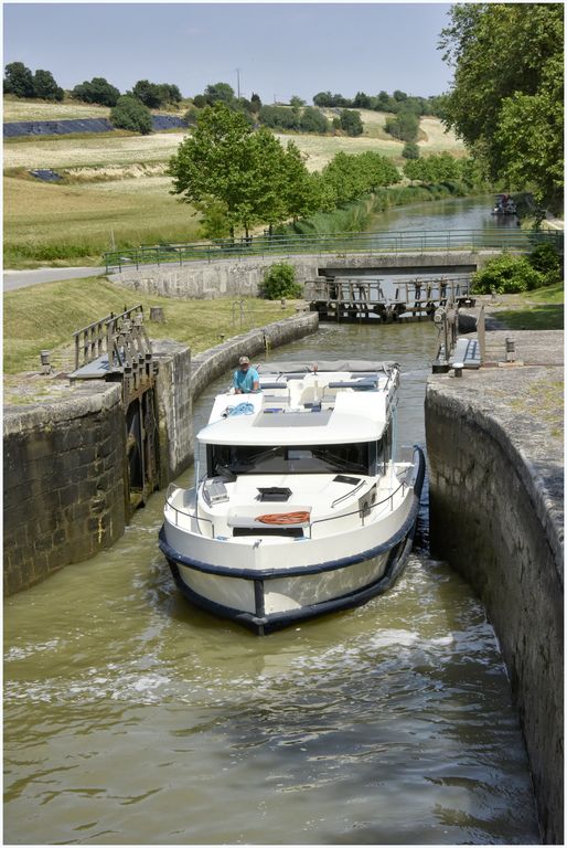 Ecluses de Laurens. Bateau passant l'écluse.