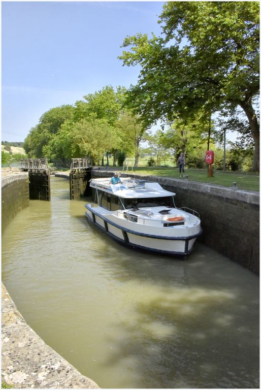 Ecluses de Laurens. Bateau passant l'écluse.