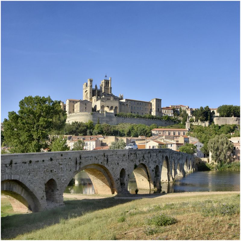 Vue d'ensemble de la cathédrale depuis le cours de l'Orb et le Pont Vieux.