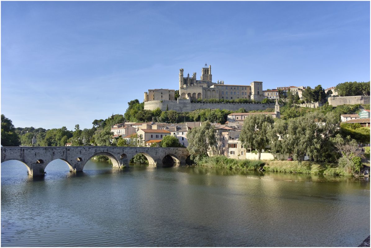 Vue d'ensemble de la cathédrale depuis le cours de l'Orb et le Pont Vieux, au sud.