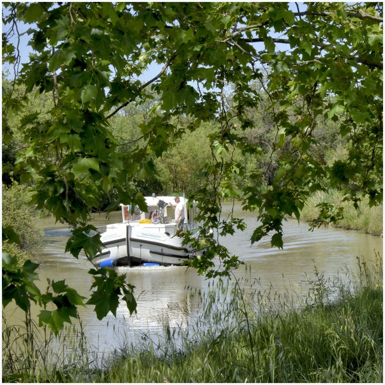 Epanchoir à siphon du Fer à mulet. Bateau sur le canal.