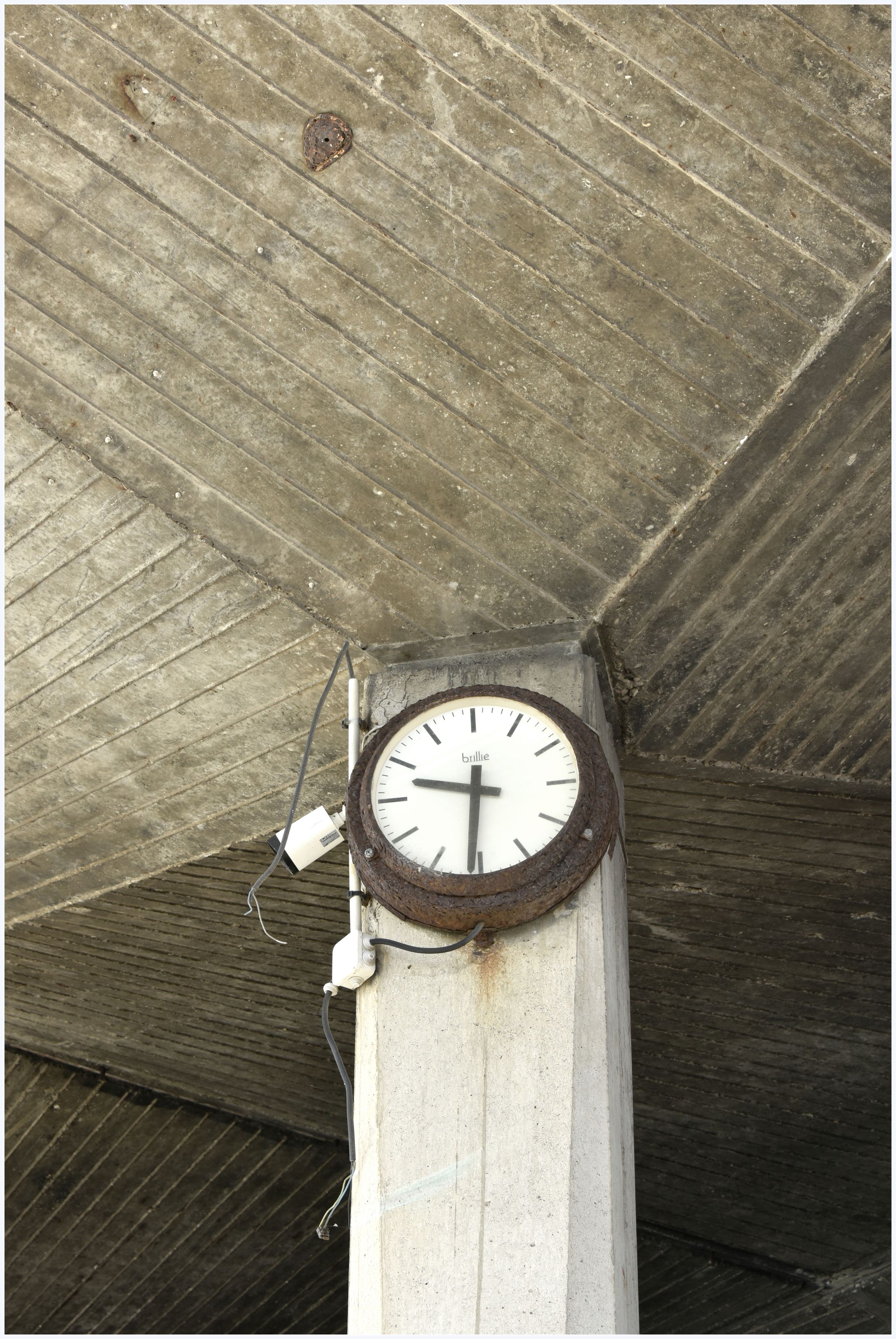 Quai de déchargement. Horloge.