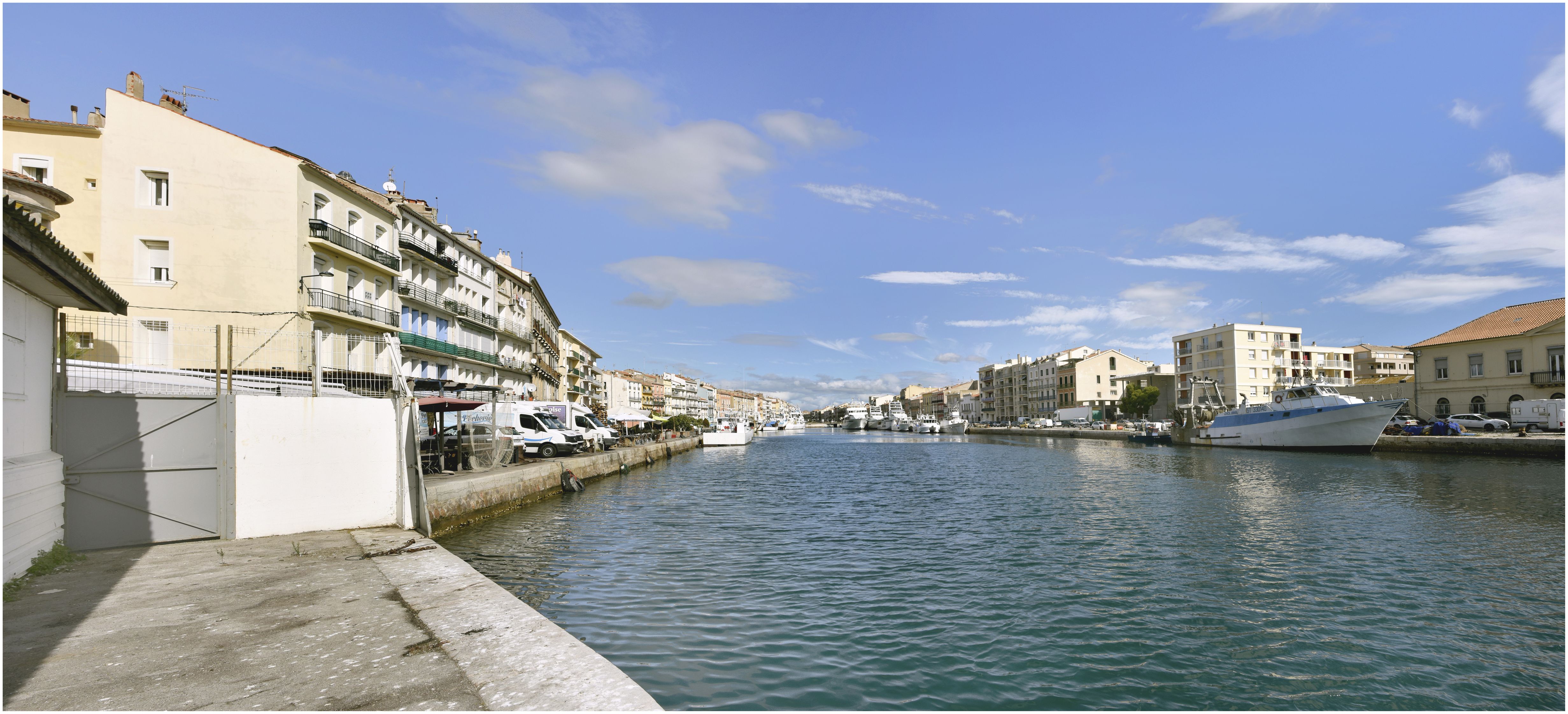 Depuis l’extrémité nord de la criée, vue du canal et des quais.