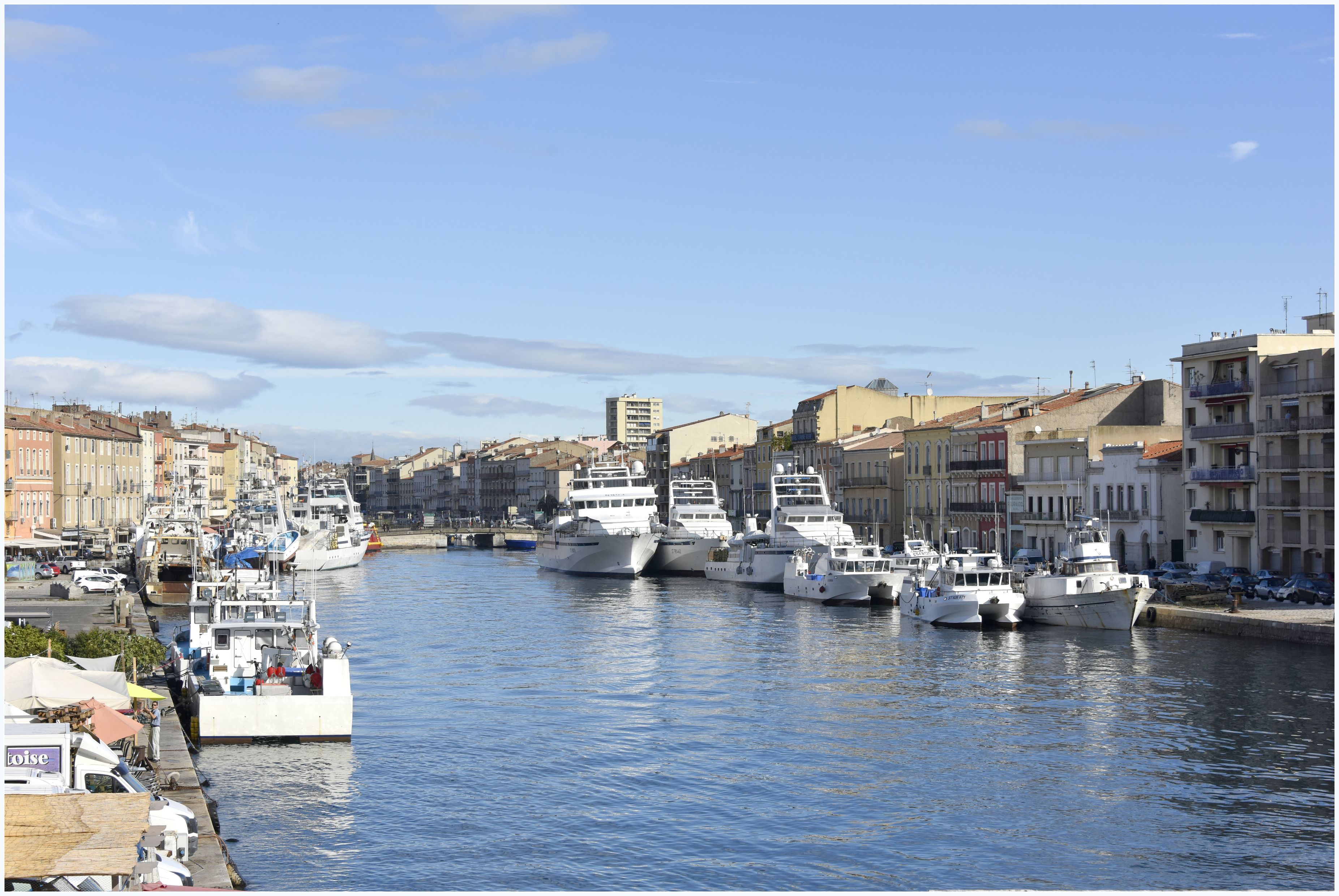 Depuis l’extrémité nord de la criée, vue du canal et des quais.