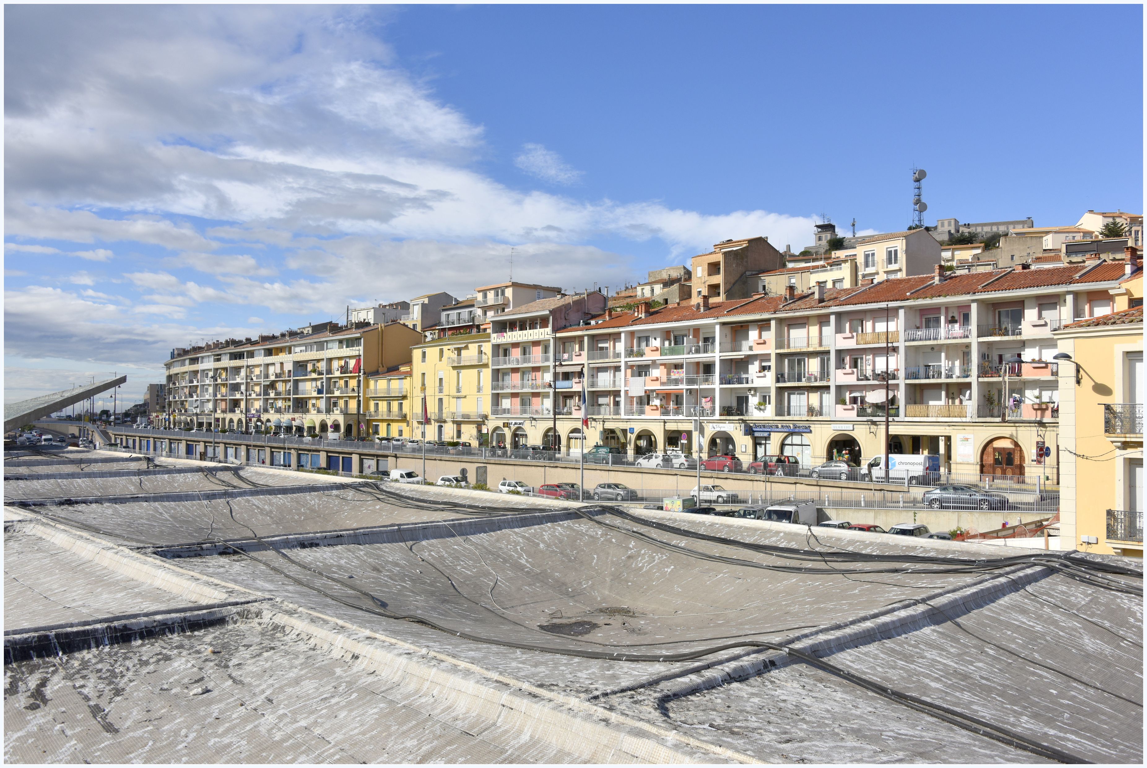 Toiture. Vue d’ensemble vers le quai de la Consigne à l’ouest.