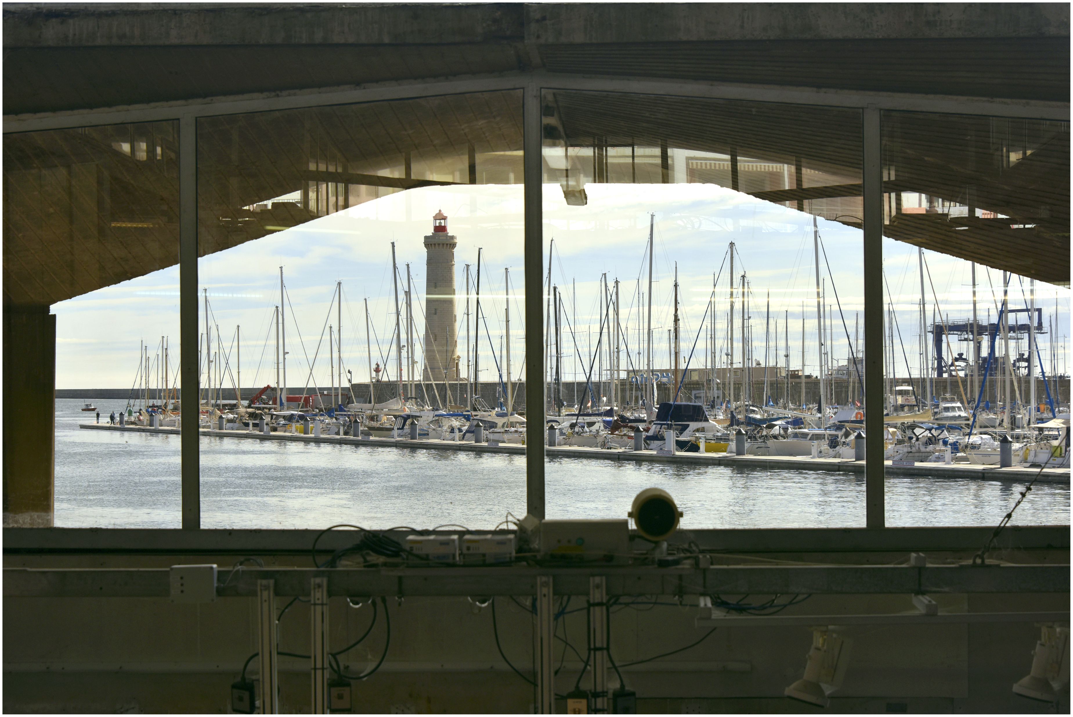 Salle de la criée. Baies vitrées donnant sur le port et le phare Saint-Louis.