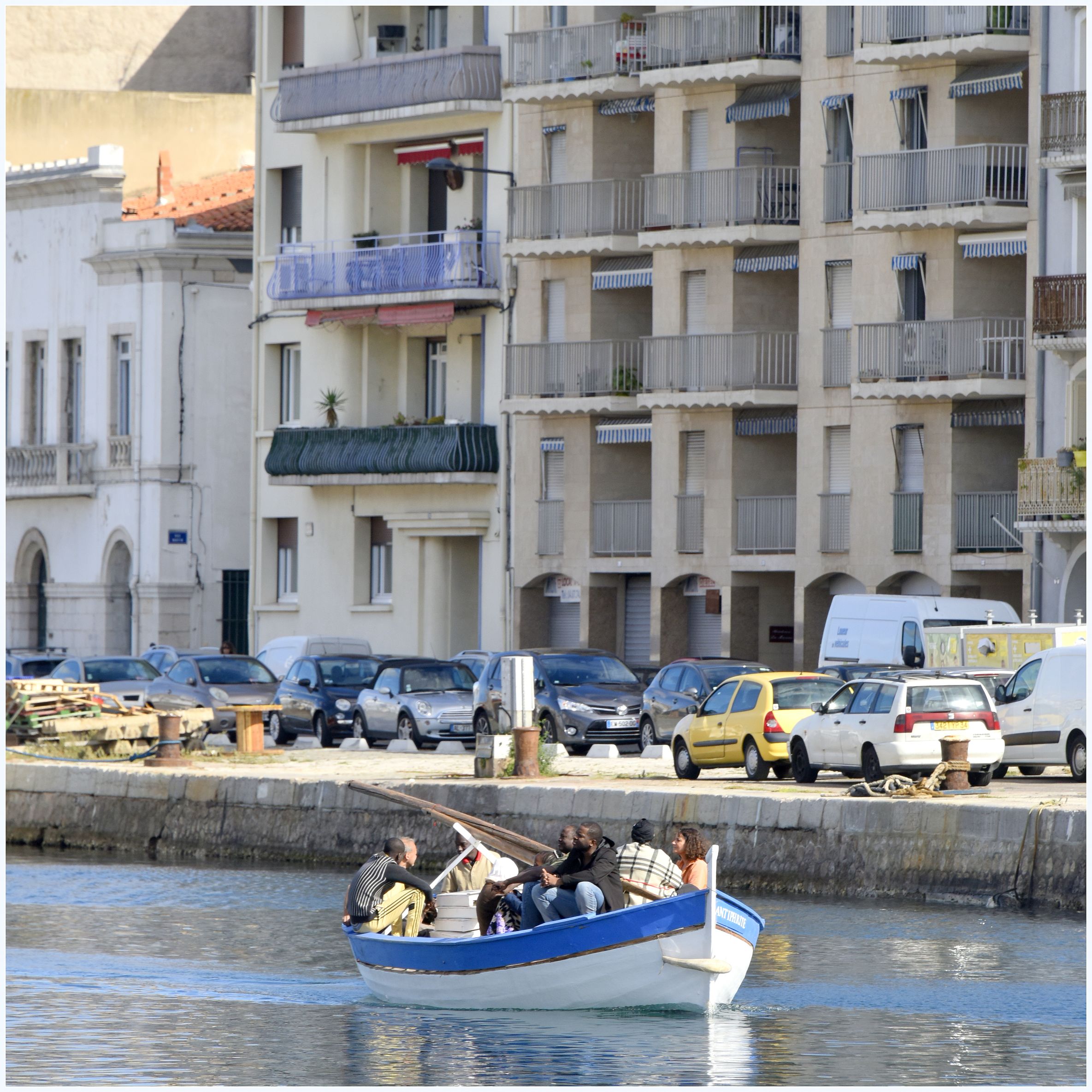 Barque sur le canal.