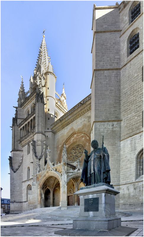 Façade occidentale. Statue d'urbain V sur le parvis.