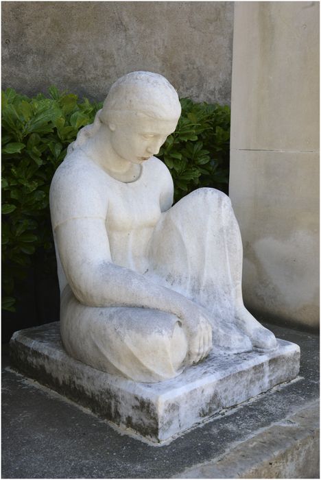 Statue par René Iché. Vue de profil.