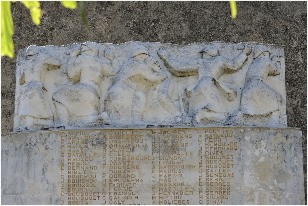 Partie supérieure du monument. Frise sculptée : soldats de dos, en action, tournés vers l'ennemi.