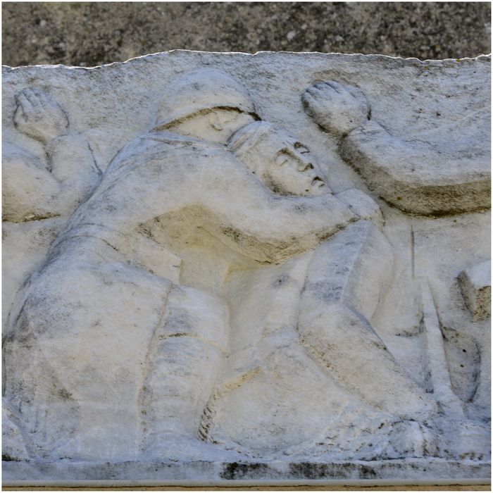 Partie supérieure du monument. Frise sculptée. Détail d'un soldat mort.