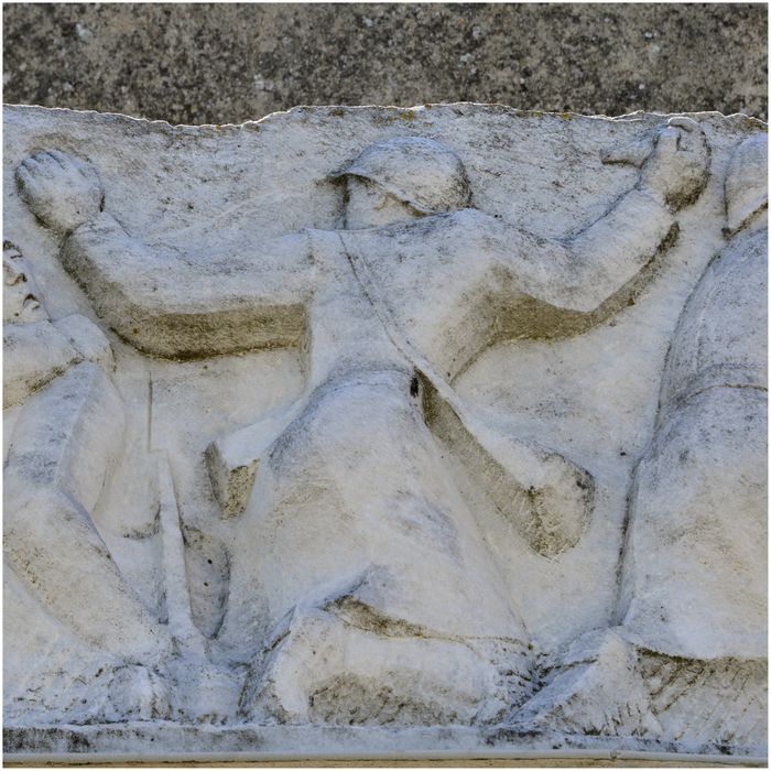 Partie supérieure du monument. Frise sculptée. Détail d'un soldat lançant une grenade.