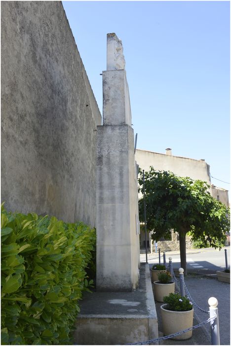 Vue latérale du monument.