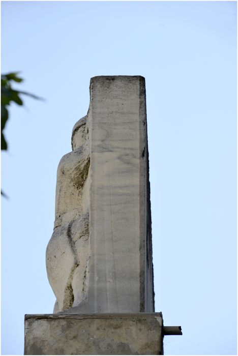 Vue latérale de la partie haute du monument.