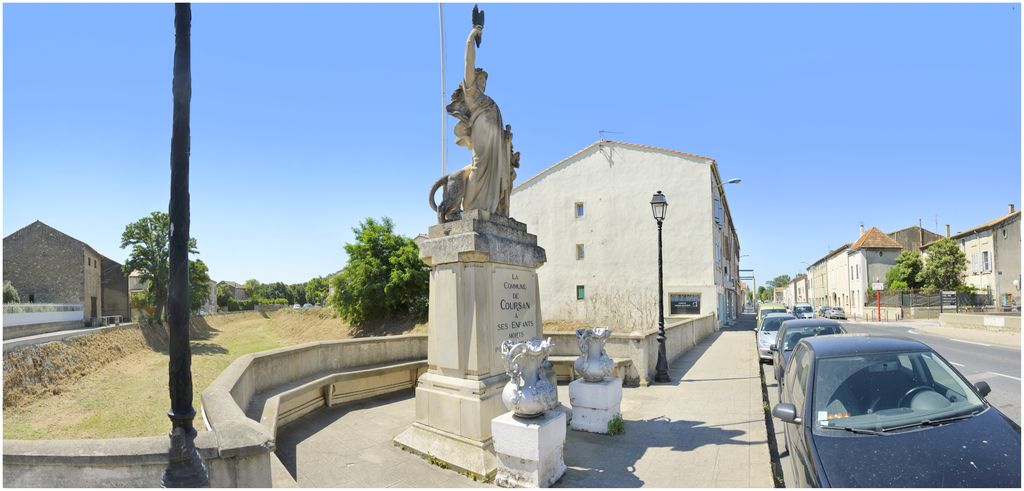 Vue d'ensemble du monument sur le pont traversant le canal de Grandvignes, route départementale de Béziers à Narbonne. Le massif en béton armé sur lequel est installée la statue, est entouré d'une passerelle pour le passage des piétons.