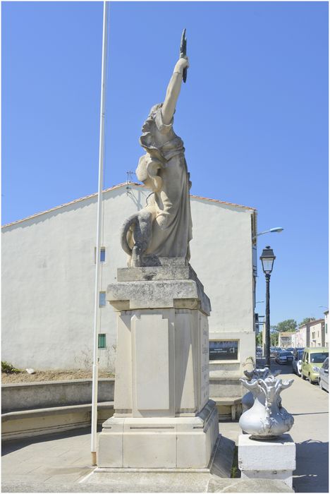 Vue latérale du monument.