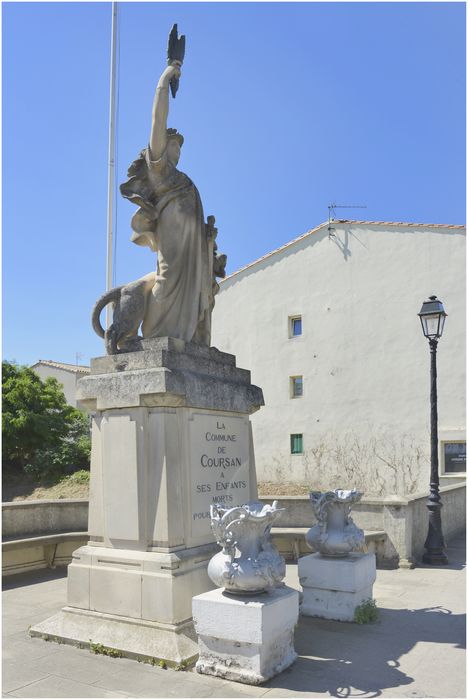 La statue et les deux vases ornementaux, vue depuis l'est.