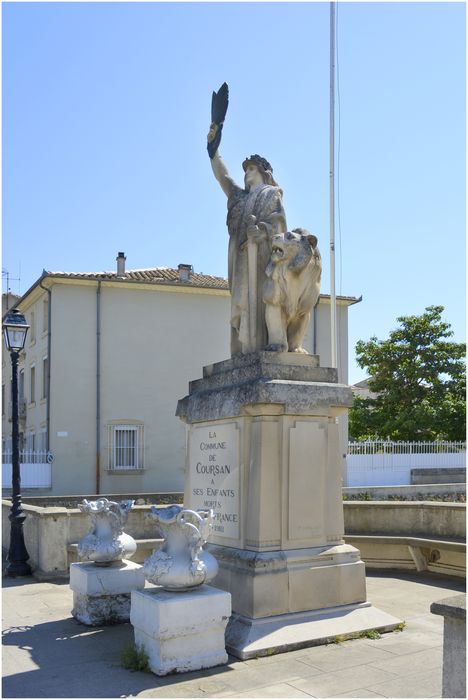 La statue et les deux vases ornementaux, vue depuis l'ouest.