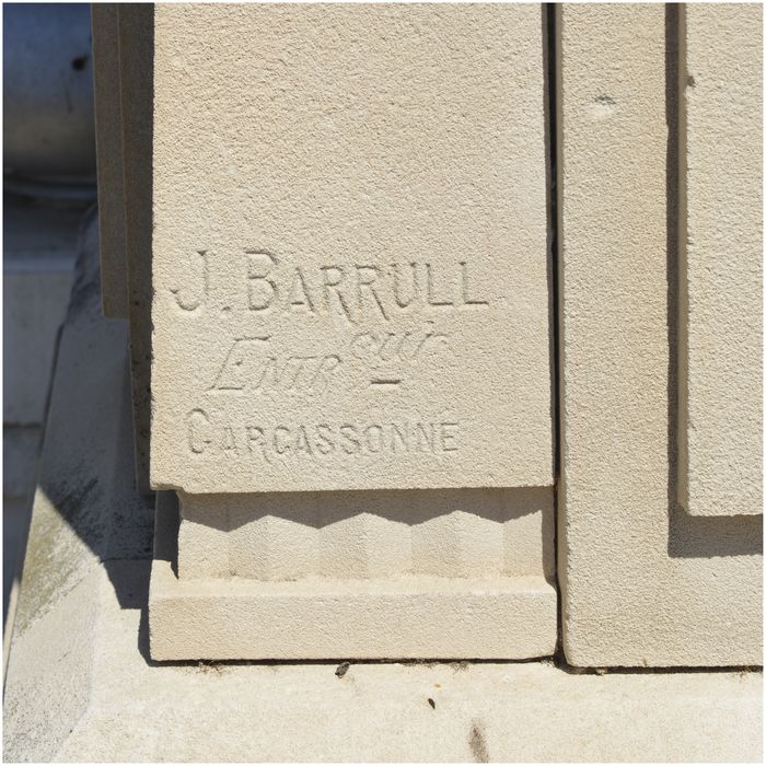 Inscription : J. BARULL entrepreneur Carcassonne.