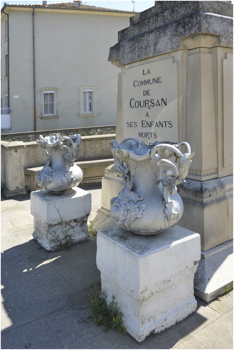 Socle et vases décoratifs.