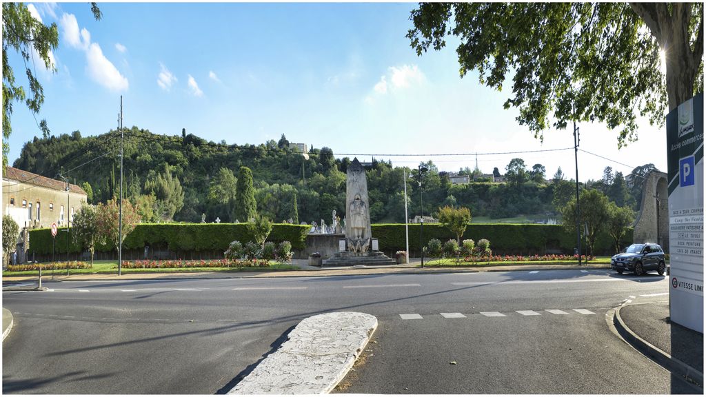 Vue d'ensemble du monument situé devant le cimetière.