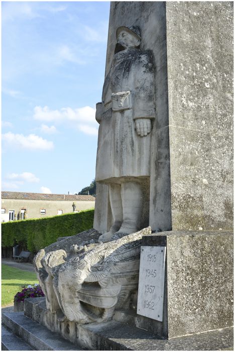 Vue latérale du monument.