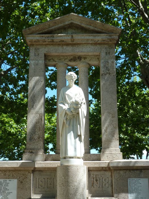 Monument composé à la manière d’un temple antique.