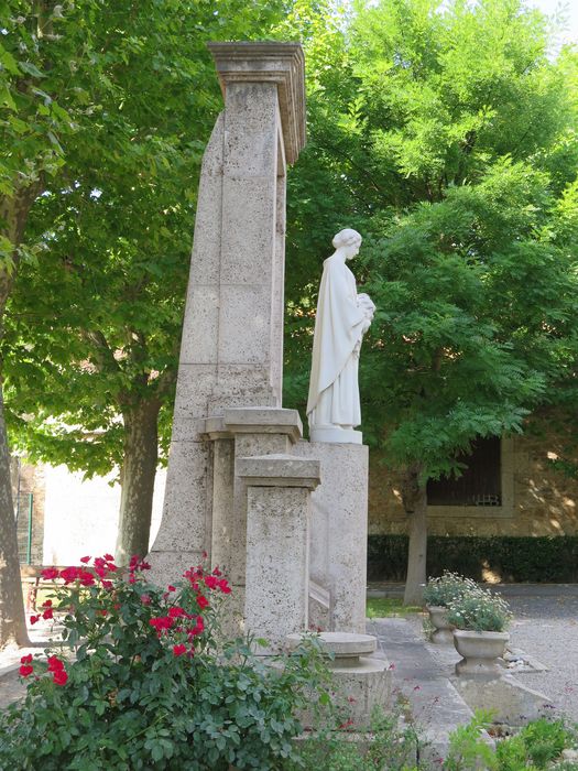 Vue latérale du monument.