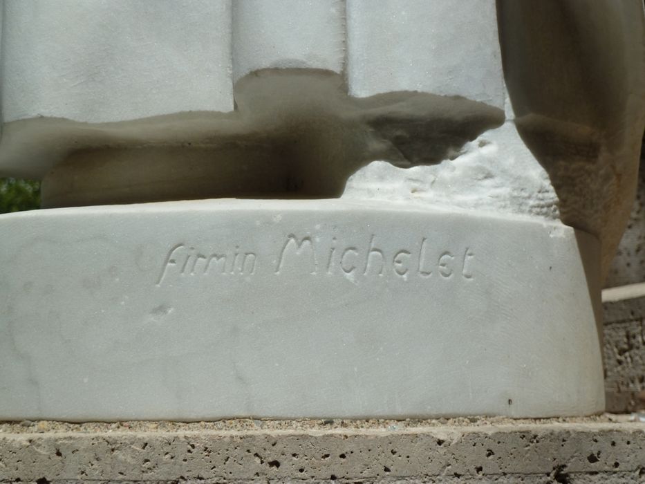 Signature sur le socle de la statue : Firmin Michelet.