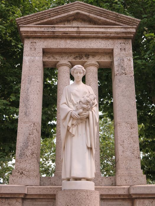 La statue fut exposé à Paris en 1927 au Salon des artistes français sous le titre de « Souvenir ».