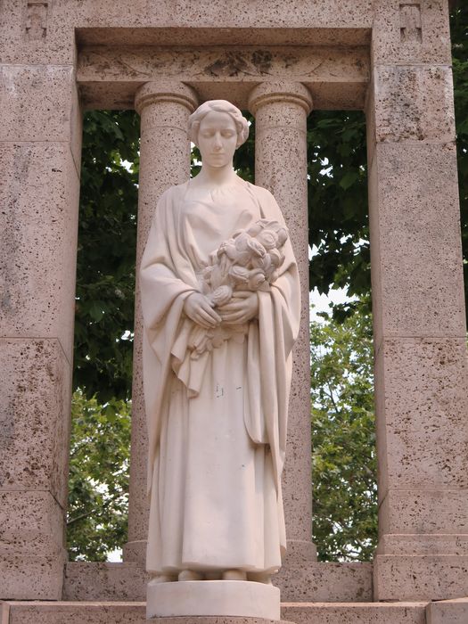 Statue en marbre blanc.