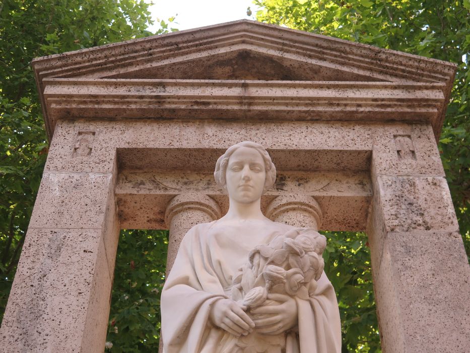 Statue en marbre blanc. Détail.