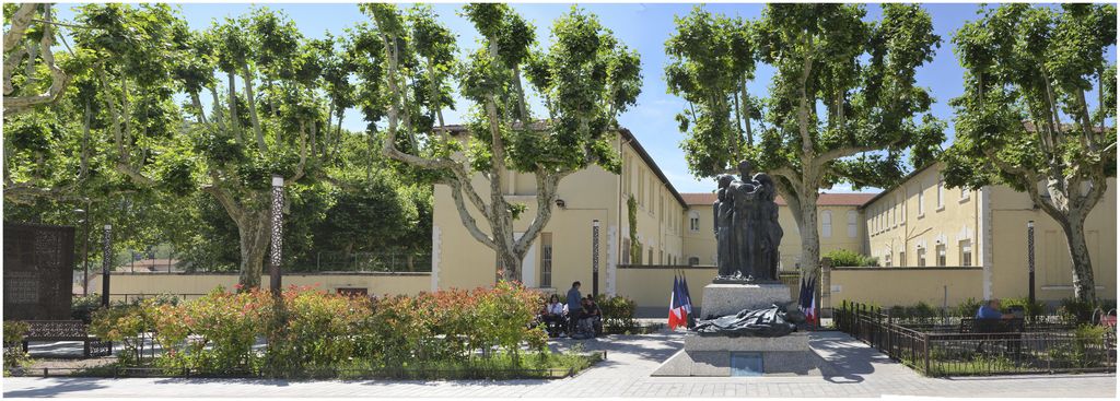 Vue d'ensemble du monument sur la place Jean-Jaurès