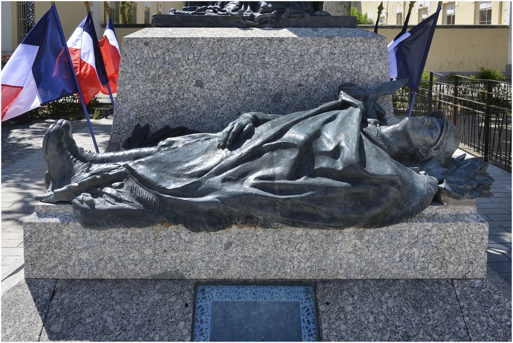 Le soldat mort est enveloppé dans le drapeau. Il représenterait Real del Sarte lui-même, avec son bras gauche amputé.