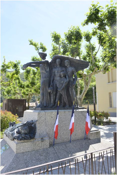 Vue latérale du monument, du côté des deux mineurs.