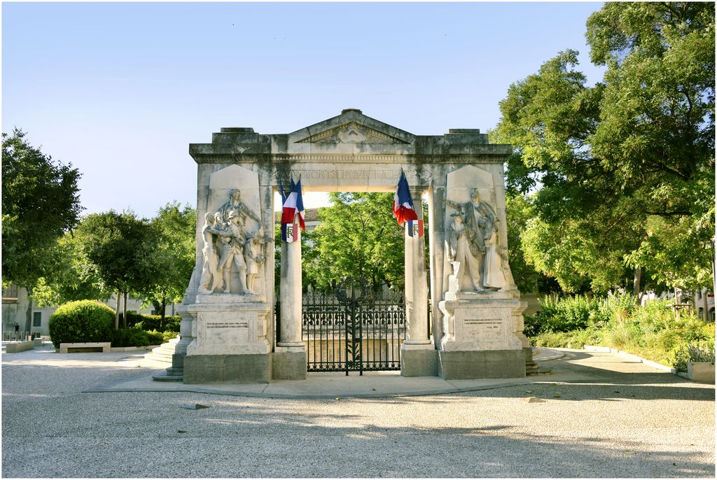 Vue d'ensemble du monument. Œuvre du sculpteur Auguste Carli.