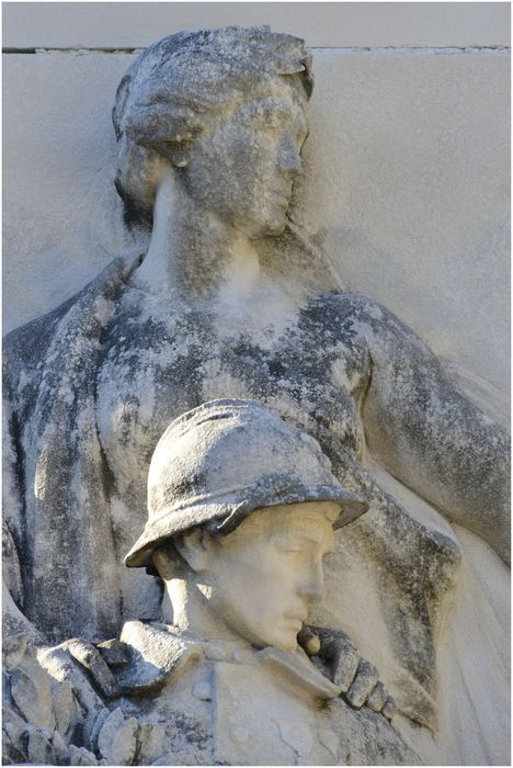 Groupe sculpté de droite. Détail. Soldat.