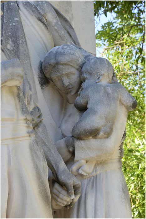 Groupe sculpté de gauche. Détail. Femme portant son enfant.