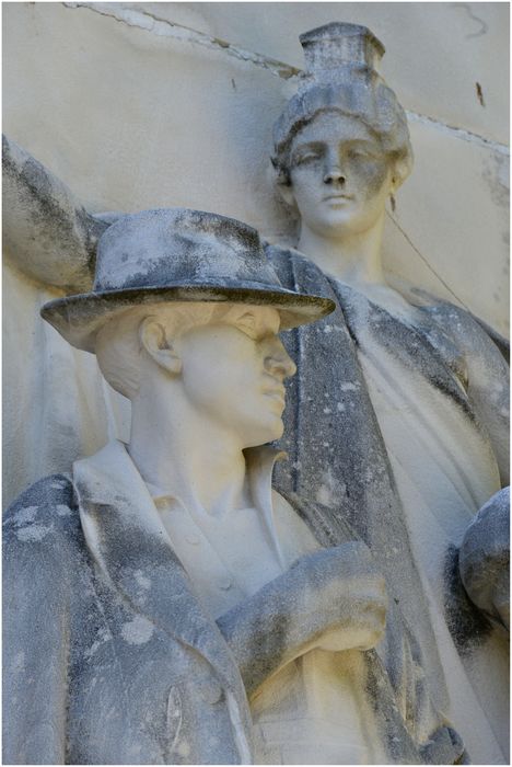 Groupe sculpté de gauche. Détail. Homme en civil.