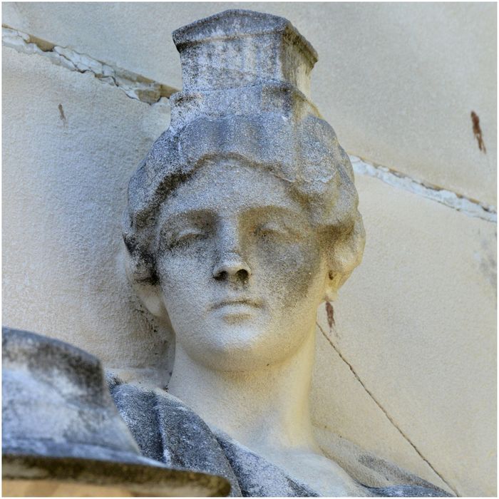 Groupe sculpté de gauche. Détail. La Maison Carrée.