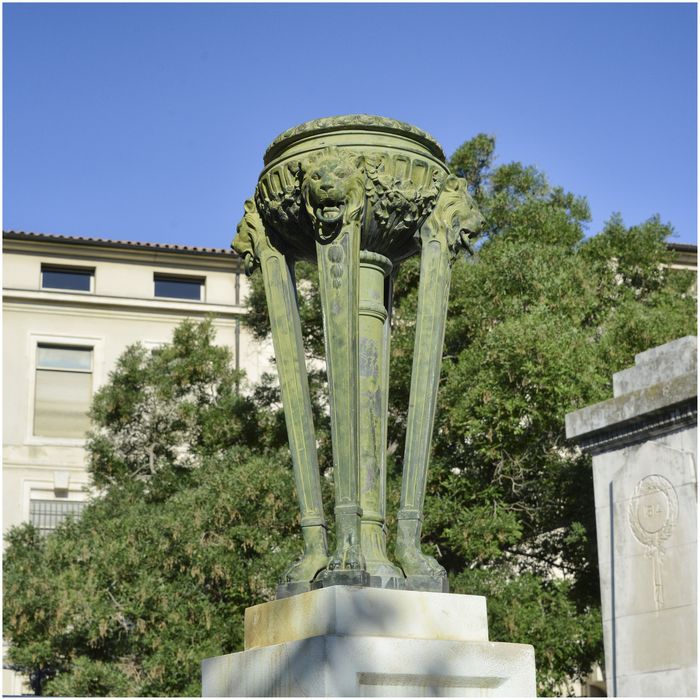 Vase en fonte dessiné par l'architecte Henri Castan.