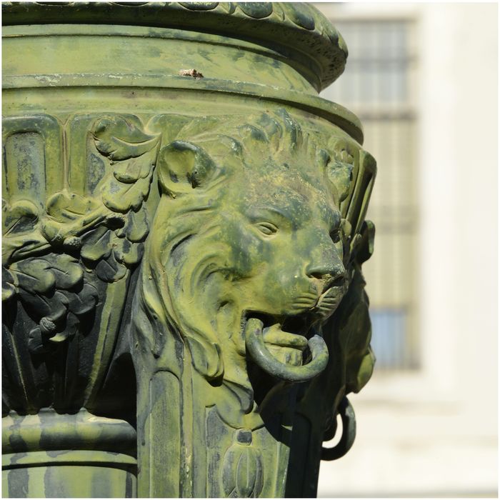 Vase en fonte dessiné par l'architecte Henri Castan. Détail.