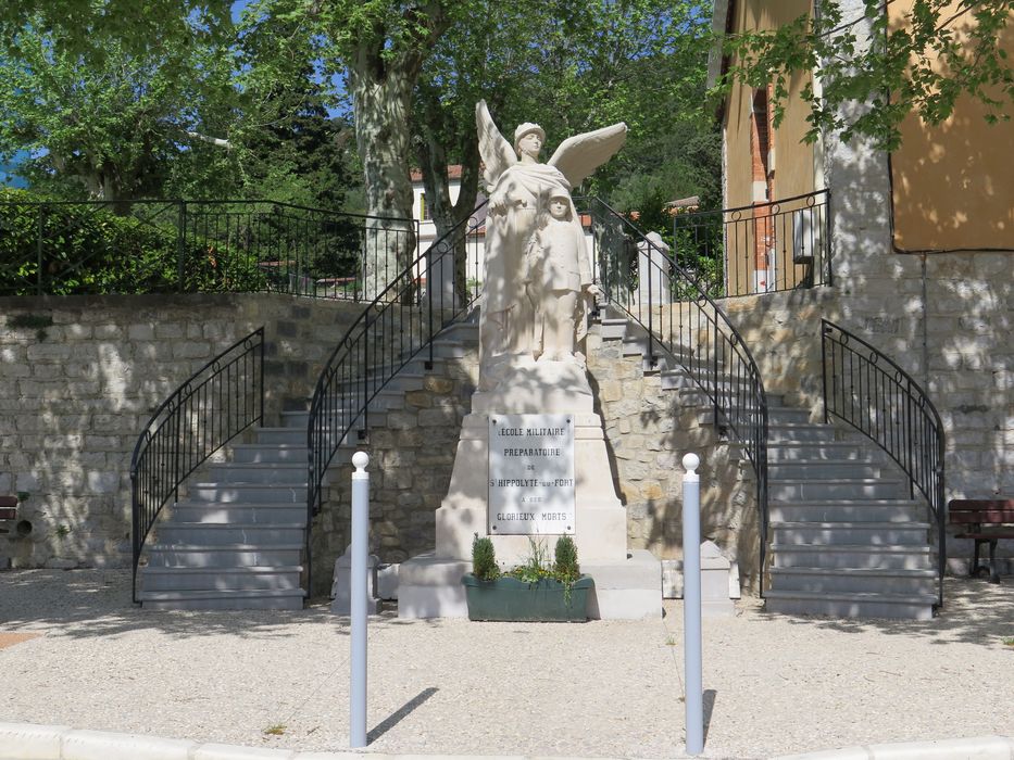 Vue d'ensemble du monument. Oeuvre de Robert Delandre.