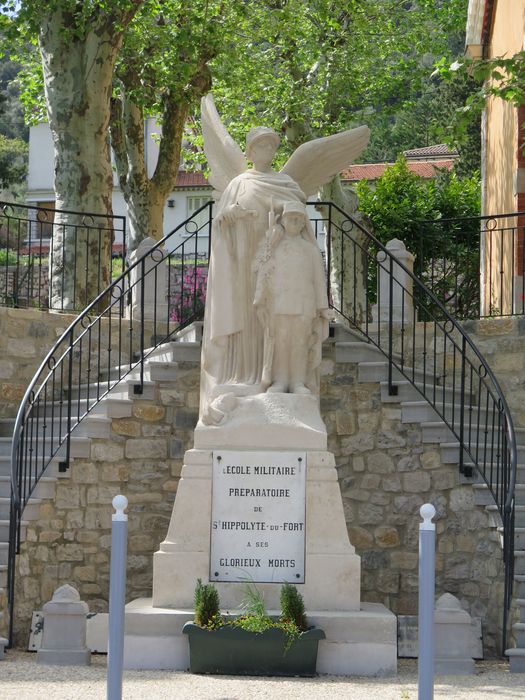 Le monument, qui se trouvait au centre de la cour de l'ancienne école militaire préparatoire de l'Infanterie, a été déplacé en 1992.