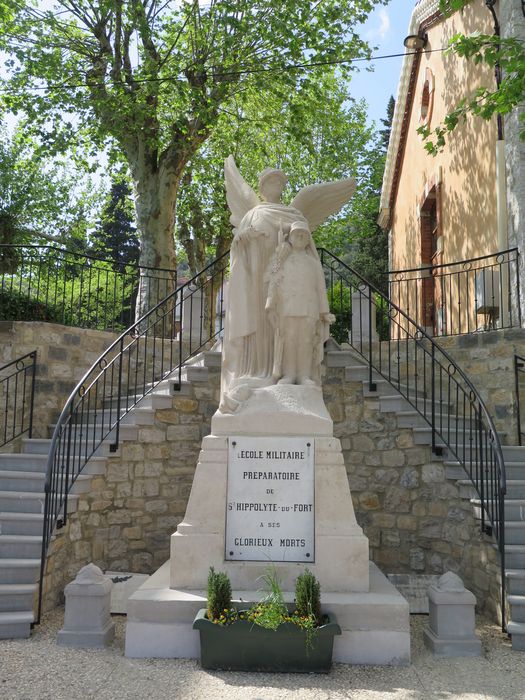 Vue d'ensemble du monument. Victoire ailée et casquée et élève soldat.