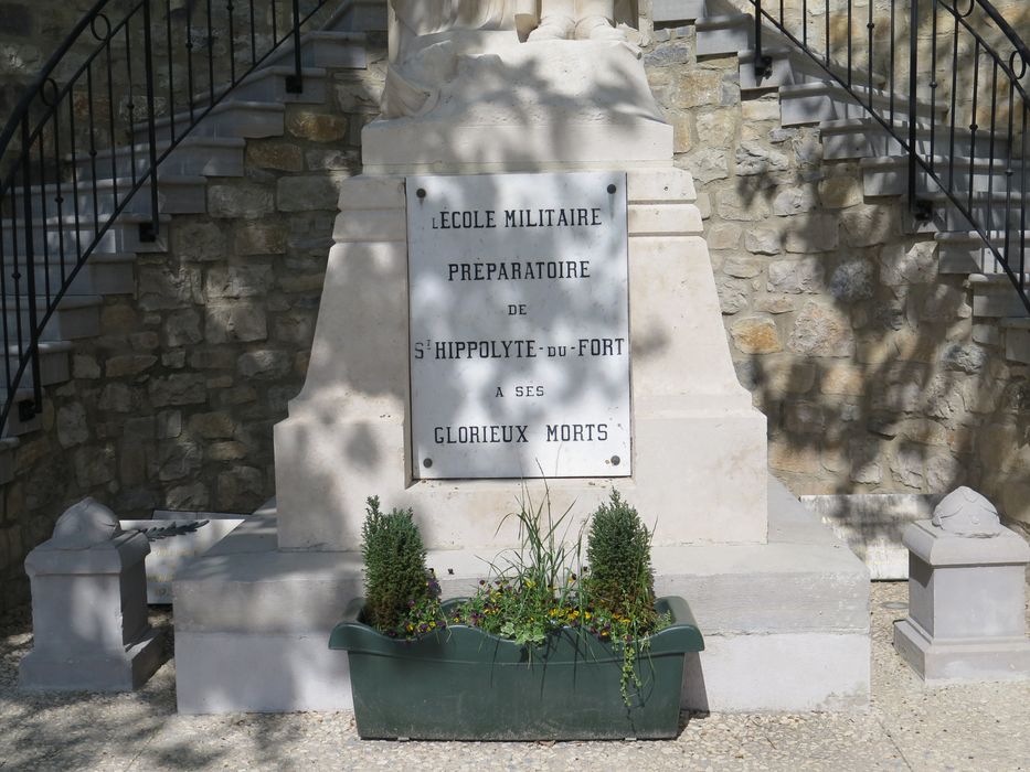 Socle et casque sur deux bornes.