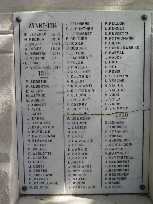 Noms des morts pour les années 1914-1915, sur faces latérales du socle.