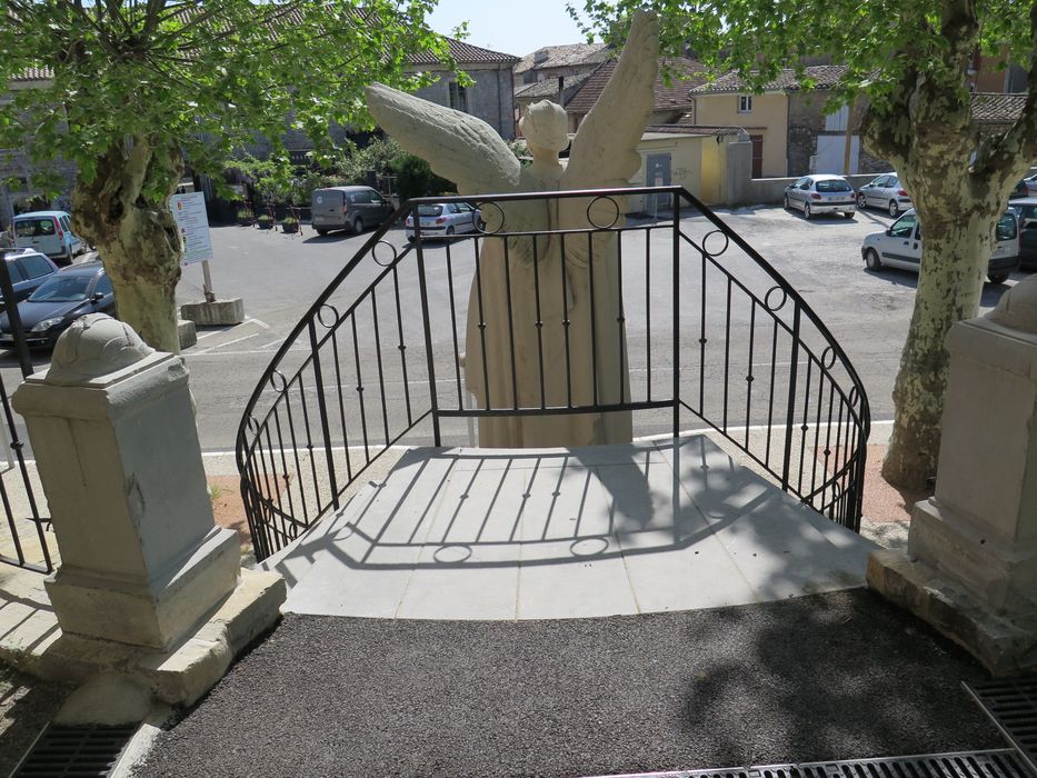 Vue du haut de la statue depuis l'escalier qui l'encadre.