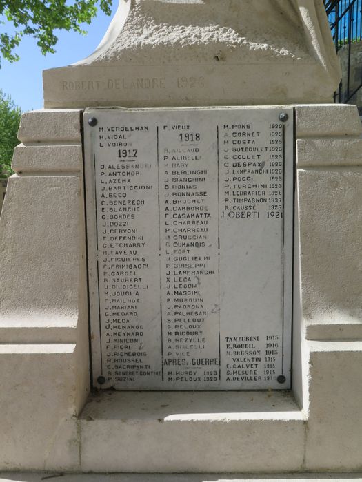 Noms des morts pour les années 1917-1918,sur faces latérales du socle.