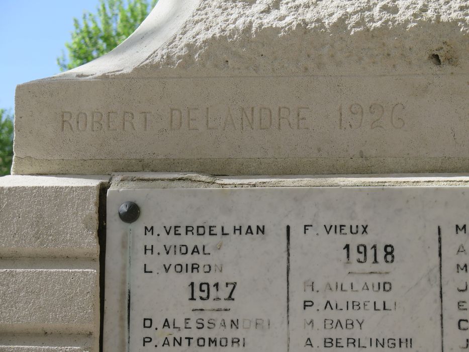 Signature et date sur le socle de la statue : Robert Delandre 1926.